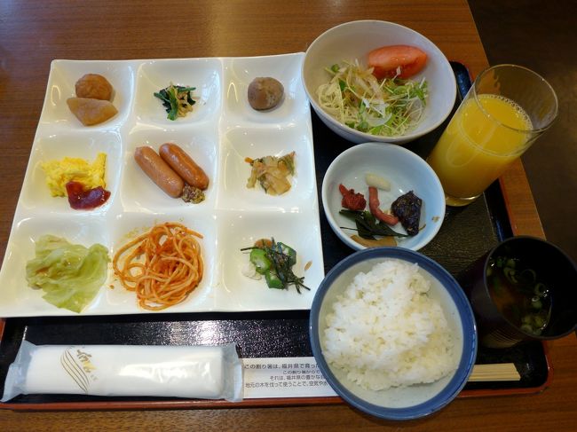 最近はバイキングの朝食をホテルの目玉に据えるビジネスホテルが増えてきました。<br /><br />青森駅前の青森ハイパーホテルパサージュの朝食は６～７０種類の料理が並ぶ印象的なものでしたが、福井国際観光ホテル リバージュアケボノ日本料理 桜ばしのバイキングも約６０種類の手作りの料理が並ぶ充実した朝食です。<br />