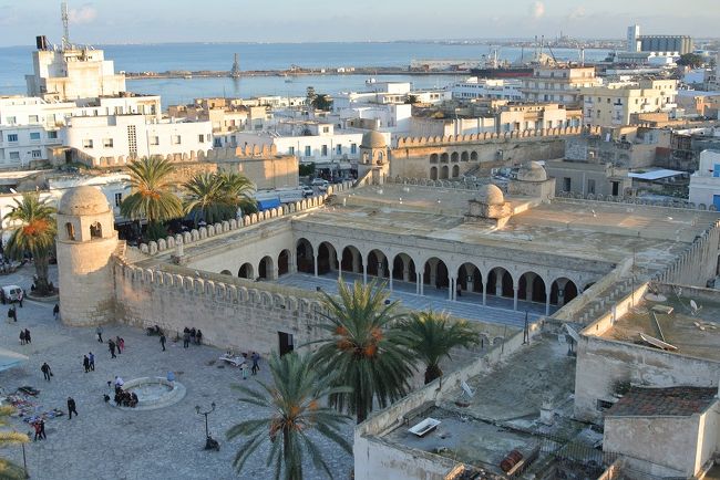 チュニスの南約１４０キロに位置するチュニジア第三の都市で、人口は約４３万人です。カルタゴ同様、フェニキア人により建設されました。白砂の美しい海岸線を持つ町は美しく、「サヘルの真珠」と言われています。旧市街メディナはユネスコ世界遺産に登録されています。<br />ケロアンからルアージュにて１時間半ほどで到着しました。