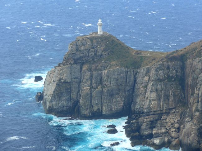 1008勘次ヶ城跡をみる．確かに日本の西の端にある島の土塁だ．中世からの歴史を感じる場所だ．黒い火山礫があつまるような面白い海岸だった．国道384号線は途中から山道となり，海岸がきれいな景色になる．県道50号線に右折し，玉之浦へ．玉之浦湾の景色が素晴らしい．今日は曇りだが，もし昨日のように晴れていたら素晴らしい青い海だろう．井持浦教会ルルドによる．五島にはルルド信仰のマリア様が多い．ここのルルドが一番洞窟として大きい．小浦ビーチの風景を見て，玉之浦漁港の景色と，玉之浦教会をみる．小さな漁村にも教会があるのが，五島らしい．大瀬崎灯台までは徒歩で行く時間がなかったが，1155についた園地の展望台からの大瀬崎の断崖はすばらしかった．今日は台風のため帰る時間を早めたのでこの素晴らしい景色にもあまりゆっくりできないのが残念！