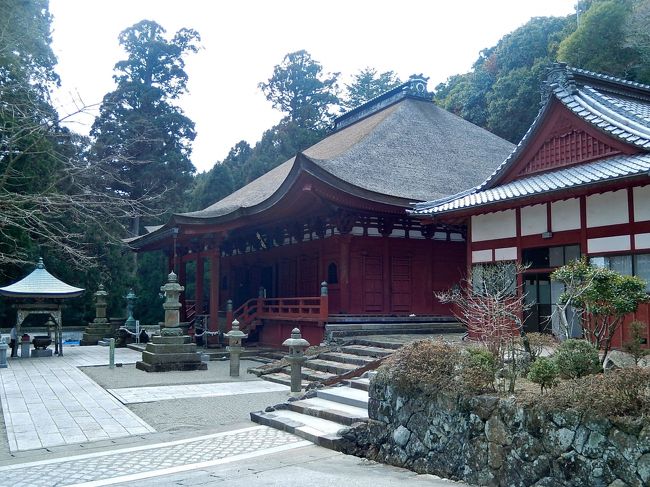 伊勢神宮の鬼門を護る朝熊山「金剛證寺」<br />昔より伊勢神宮の鬼門を守る寺として神宮の奥の院ともいわれ「お伊勢参らば朝熊をかけよ、朝熊かけねば片参り」と伊勢音頭の俗謡のも唄われていたほどでした。<br /><br />年間2〜3回程度、神宮に参拝に来ているのですが、いつもいっぱいいっぱいのスケジュールで時間に余裕がなく<br />また、交通の便が悪いことなどで朝熊山　金剛證寺にはまだ行ったことがありませんでした。<br /><br />今年はこの朝熊山「金剛證寺」に是非行ってみようと、内宮からタクシーをチャーターして行ってきました。<br />