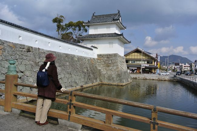 　大阪から福岡まで、鈍行列車の旅をしてみました。<br /><br />　普通乗車券のみで、東海、山陽、赤穂、山陽、鹿児島の各線経由指定、五日間有効です。<br />　五日後の1月25日(土)の夜9時30分に、福岡空港からピーチに乗って関空に戻る計画。<br />　途中気が向けば、新幹線や特急にも乗ろうと思いましたが、こまめに途中下車することを考えると、新幹線の利用価値はほとんどありません。<br /><br />　まずは姫路と思いましたが、なんとなく億劫になって、赤穂までまっすぐ行ってしまいました。