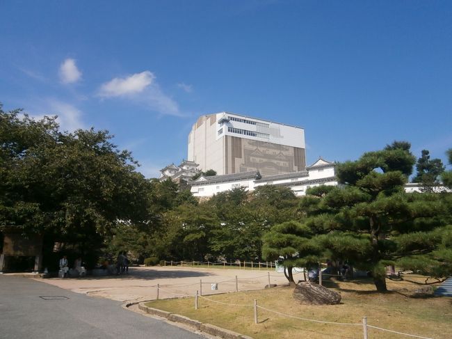 姫路駅のホームの駅そばで昼食。 <br />姫路では姫路城を見学が主体であとはデパートの地下でお土産を見たりするくらいだった。 <br />姫路城に行く前、大手門前のお店でかき氷を食べてクールダウンしていた。そこの店のおばちゃんとお話して楽しかった。 <br />姫路城は改修工事により天守閣が大きな囲いで覆われていた。 <br />残念ながら天守閣の本体はみえず…<br /><br />姫路城見物後、神戸に戻った。<br />姫路には3時間ほどの滞在だった。