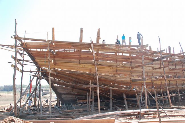 Mandviマンドヴィは1585年にRao Khengarjiによって開かれた港町。ブージから63kmの地点にある。ここで建造されている木造船は規模がとても大きく見応えがあった。<br />立ち並ぶ船を見ると、大洪水を前に「ノアの箱船」を建造しているような・・、そんな感じが漂っていた。 <br /><br />□経過=デリー(1/14.15.16)→ボーパール(1/17.18.19)→マンドゥ(1/20.21)→アーメダバード(1/22.23.24.25.26)→ジュナーガル（1/27.28.29.30）→ジャムナガル(1/31)→ブージ(2/1.2.3.4.5.6)→パタン(2/7.8.9)→ジャイサルメール(2/10.......)→予定・・ジョードプル→ジャイプール→シェカワティ地方→ジャイプール→ブーンディ→デリー・・・帰国(3/7)<br /><br />