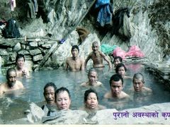 ネパール５０：　シンハ温泉郷　温泉効き過ぎか？　「ぶったおれる！」 