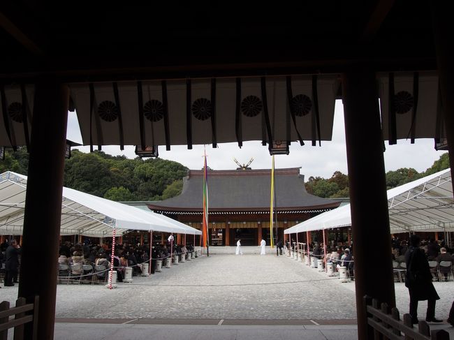 橿原神宮は、初代神武天皇が即位されたという地、畝傍山の南東麓に建てられました。<br /><br />またこの日、健康記念の日は日本書紀にある、その即位されたといわれる日に由来しています。<br /><br />そこで、橿原神宮に参拝し、すぐ近くにあるお気に入りの、ピッツェリア ラッソで昼食ということにしました。<br /><br />建国記念の日、橿原神宮にはやはり右のかたがたくさんで、写真もちょっとひかえ気味になりました。<br /><br />建国記念の日の橿原神宮、神聖な気持ちで心もちょっと引き締まります。<br /><br />美味しいパスタも食べることができ、やっぱり来てよかったですね。<br /><br />【写真は、橿原神宮の紀元祭の式典です。】