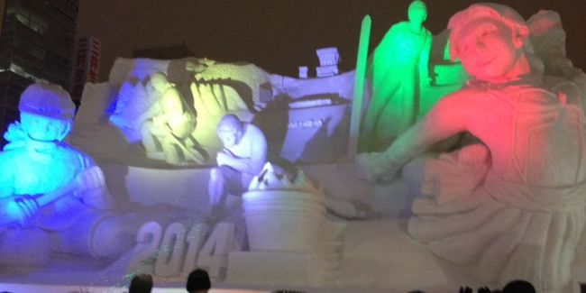家族でANAのマイルを利用し無料航空券で札幌へ、雪まつりとカニ食べ放題を堪能しました。宿泊はスーパーホテル、カニは‘えびかに合戦’カニ食べ放題。子供は半額でたらば、ずわい、毛ガニをたらふく食べました。他の料理も出ますがゆでたカニでおなか一杯ってめったにない経験でした。やっぱり北海道は、ほどほどに安くておいしいものがたくさんあっていいですね。雪まつりもテレビで見た雪像や氷の彫刻だけではなく、ちょっとはなれた会場(地下鉄で15分程度)にあるツドーム近隣では無料で遊べる雪の滑り台や竹スキーで十分なぞべます。大きな荷物がありましたが駅近くのダイエーが無料で預かり所を開設。ホント助かります。無料って、どんだけおおらかなんだと。こういうちょっとしたサービスがあると旅が本当に心地よく快適にできますね。雪まつり堪能しました