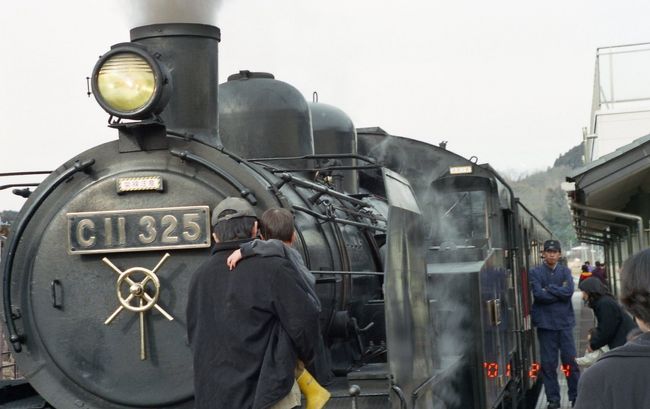 2001年2月に真岡鉄道のC１１形蒸気機関車に乗って小旅行しました。<br />真岡駅11:04発〜益子〜茂木駅12:02着。茂木の道の駅で昼食をとって、逆のルートで真岡駅に戻りました。