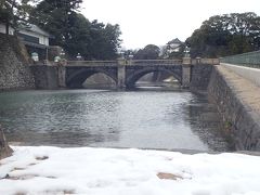 残雪の皇居二重橋で57年前と11年前を思い出す