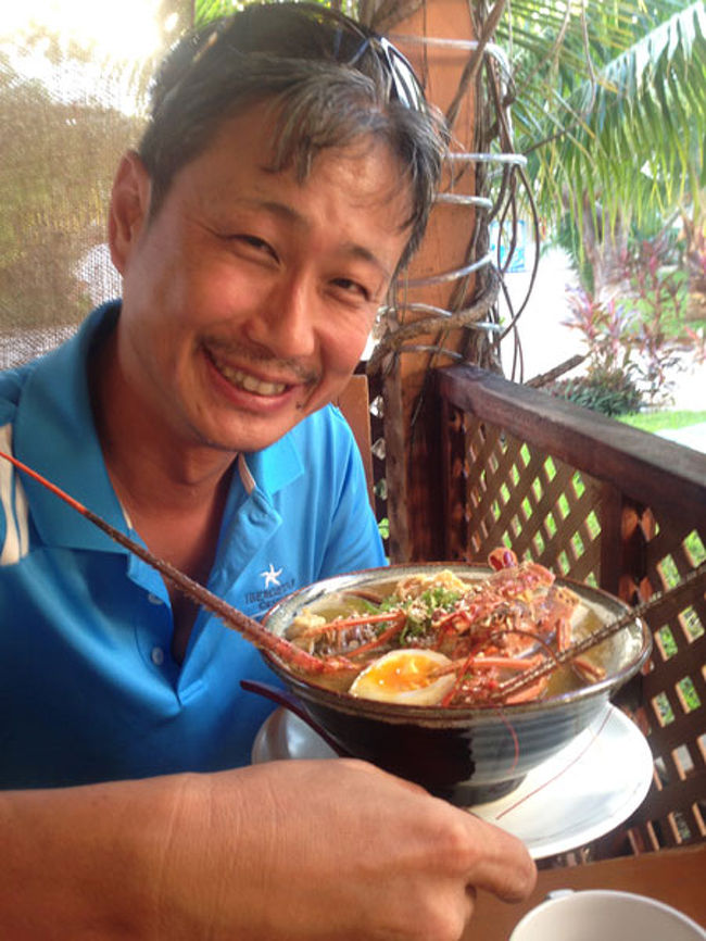 <br />カンクンでラーメンって皆さんどう思いますか?!<br /><br />そんなもん、日本で十分おいしいラーメン食べられるのに、何でわざわざカンクンで?!と思いますよね?!<br /><br />でも、それが日本で食べる事が出来ないラーメンだったら、食べてみたいと思いませんか?!<br /><br />しかも、カンクンの地物をたっぶりと使った食べておくべき代物だったら!??<br /><br />店長、カンクンにいらっしゃるお客様には、是非食べておいてとオススメしているものが2つあります。<br /><br />一つはストーンクラブ。そして、もう一つは、伊勢えびです。<br /><br />どちらも地物で世界的に有名な食材です。<br /><br />しかも、高級食材だから、日本で食べるより格安で、しかも鮮度が良いから旨い!!<br /><br />そんな高級食材を食べようとおもったら、日本風に御作りにしたり、焼き物にしたり、、、贅沢にするなら、握りにしたり。。。なんて食事だったら、花いちさんの「ロブスターご膳」で決まりとなるわけですが、もっと、贅沢に食べるとしたら、何が思い浮かびます?!<br /><br />そうです。ラーメンです(笑)<br /><br />ラーメンにロブスター入れるなんて、フカひれラーメンみたいですよね(笑)<br /><br />ちょっと成金趣味っぽくて、バブル世代の店長なんかはわくわくしちゃったりします(笑)<br /><br />でも、美味しくなくちゃ意味がありません。<br /><br />が!<br /><br />ちゃんとあの戦場カメラマンの渡部陽一氏の折り紙つき。。。あのテレビ番組のラーメンロードで取材された実績あるラーメンなんです。まー、渡部陽一氏はいつも一番旨いというので当てにならないんですが(笑)<br /><br />では、ということで、B級グルメなら任せろ?!の店長吉田が味ログしてきた。。。という次第。<br /><br />大体がもともとロブスターラーメンなんてメニューになかったはずなのに、、、何だ?!と思ったのが始まりですが、その開発秘話がちょっと笑えるので、暴露しちゃいます。<br /><br />そもそもの発端は、この戦場カメラマン「渡部陽一氏」のレギュラーテレビ番組のラーメンロードで、取り上げられることになったからでした。<br /><br />せっかく、テレビで取り上げてもらえるのだからと、カンクンでしか出来ない、食べる事が出来ないインパクトのある旨いラーメンを取材してもらおう!<br /><br />そうして、開発されたのが、ロブスターラーメン。<br /><br />もちろん、テレビに出るからという理由で、コストなんて完全無視(笑)<br /><br />とりあえず、画的にインパクトがあるように、、、という理由で開発した、、、という(@@;<br /><br />後先考えないところが、何だかメキシコ風です。出来上がりは物凄くゴージャス(笑)<br /><br />だから、当時のお店のメニューには、当然載ってない、だって原価無視だから(笑)<br /><br />そんなラーメンを渡部陽一氏「今まで、食べた中で一番旨いラーメンです。。。」と定番のご意見で〆る(^^)<br /><br />でも、、、そうして無事取材を終えたあと、問題が起こります。。。<br /><br />「テレビで出したんやから、メニューにも載せんかい!」<br /><br />そりゃ当然です(^^)<br /><br />でも、コスト無視して作ったもんだから、いくらで出せばいいんだよ、、、と悩んだに違いありません。そうして、オンエアーされて待つこと数ヶ月?!<br /><br />ついにロブスターラーメン売り出したみたいだよ。。。という情報を耳にしたので、早速行ったわけです。<br /><br />ら!!!<br /><br />店の名前まで変わっていた(笑)<br /><br />それまでの「K’s カフェ」という看板がなくなって、、、<br /><br />「麺や 火ろ屋」に変わっていた(@@)<br /><br />というか、ロブスターラーメンだけじゃなくて、店まで変えてラーメン屋になっちゃってました(笑)<br /><br />正直脱帽しながら、でも、店内は一緒ですから、席について、メニューをドキドキしながら見る。<br /><br />果たして、ロブスターラーメンっていくらで出しているんだろう?!<br /><br />すると、メニューには、250gで$269ペソと出ている(約2100円)<br /><br />ん!意外と安い?!<br /><br />300g、400gとロブスターの大きさで料金設定を変えているという、、、なるほど、その作戦か!<br /><br />でも、250gのロブスターって、小さい?!<br /><br />どんな感じだろう?!ととりあえず、一番小さい$269ペソのロブスターラーメンを注文する。<br /><br />ら、これが意外とデカイんです。。。これでも十分の大きさ。というわけで、こちらは写真をご覧頂くとして、味の方は、ロブスターの味噌が利いて、こってりしつつもあっさりと口の中に脂っこさがのこらない、、、これが鶏がらベースの良さ。とんこつのような、こってりとまとわりつくスープがベースだと、ロブスターの味噌が生きませんから、この辺りは流石によく考えられている。<br /><br />まー、いくら取材とはいえ、渡部氏が旨い!と言ったのは嘘ではなかったと確信した瞬間でした。<br /><br />日本で、こんなゴージャスなラーメンなかなか作れないですが、それもこのカンクンがロブスターの宝庫だから。養殖のロブスターではなく、素潜りの漁師が獲って来た生きのいいイセエビをそのまま使っているから、鮮度も違うし、うまさも抜群に違う。<br /><br />この伊勢えびをラーメンに使っちゃうのは勿体無い、、、と思ったけれど、これがまた旨く生きて麺とスープと融合して、とても幸福な気分にさせてくれるのです。。。<br /><br />それで2000円ちょっと(花いちさんでロブスター握り2貫の値段です(^^;。。。うーーん、これ安いわ。。。もちろん、ラーメンとして考えると高いですが、はるばるカンクンまで来て、ここでしか食べる事が出来ないとしたら、一生の思い出に食べておいて絶対損はありません。。。<br /><br />これは店長がお約束します。既に店長何人ものお客様に紹介しましたが、皆様「これは旨い!」と絶賛していただいてます。なので、そのうち、ほかでもいろいろな方が書くとは思いますが、とりあえず、店長が推奨するからには、何か特典がないと、店長の面目もたたないので、火ろ屋のご主人のひろさんに、何か特典つけてあげてよとお願いしたら、なんと、今回特別に、弊社のHPからダウンロードする招待券をお持ちになると、手作り餃子を1組様に1皿(5個入り)無料でサービスなんて嬉しい特典をつけてくれることを快諾していただきました(^^)<br /><br />というわけで、カンクンにいらしたら、是非あの戦場カメラマンの渡部陽一氏も絶賛したロブスターラーメンを食べてみていただきたいと思います!<br /><br />あ、、、すみません、、、まだHPにはアップしてないので、ご興味ある方は店長宛にお問い合わせください。サービス券さしあげます(^^)<br /><br />すばらしいカンクン御滞在を!!<br /><br /><br />