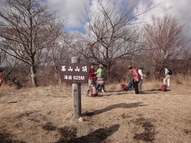 山の会の新年山行で「幕山」に登ってきました。<br />山頂からは真鶴半島や相模湾が見え、遠くは房総半島、伊豆半島も見えるはずです。<br />下山後は「ニューウェルシティ湯河原」で温泉入り、新年会となりました。<br /><br />2014年登山記録<br /> 1.13 幕山