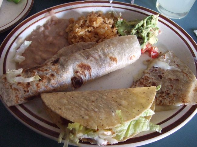 メキシコ編です。<br /><br />1/7 OP <br />国境越えメキシコ(ティワナ)とカルフォルニア・サンディエゴ観光 <br /><br />一番の楽しみは歩いて国境を渡ること<br />だけど・・・国境警備隊にカメラを向けると大変なことになってしまうので<br />記念写真やビデオ撮影は一切出来ず(>_<)<br /><br />国境越え(アメリカ→メキシコ)はパスポートのチェックもなく回転ゲートを通るだけ<br /><br />・・・しかし逆(メキシコ→アメリカ)の国境越えは大変だった(´゚д゚`)