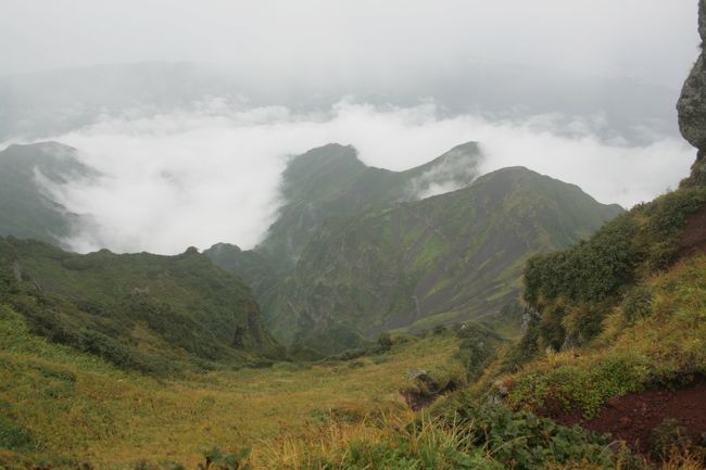 北の果てを訪ねてきました。<br /><br />まずは、利尻山への登山。この山は標高１７２１メートルとそれほど高くありませんが、登山口から標高差で１５００メートルもあり、厳しい山登りでした。天気に恵まれなかったのですが、泊まったホテルから雲間から山頂が見えたので登山を決行。歩き始めて２時間ほどの間で何組かの徒然グループとすれ違いました。未明から登って風も強く、寒さのため引き返したとのこと。歩き始めてから５時間で山頂に到着。昼食をとっていると雲が切れて少しの間ですが眺望が楽しめました。<br /><br />次に、レンタカーを借りて、稚内市内を観光。ノサップ岬や宗谷岬も巡ってきました。天気に恵まれず残念でしたが、最北端を見てきました。