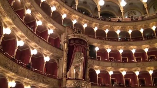 オペラ座（ローマ歌劇場）<br /><br />ミラノのスカラ座、ナポリのサン・カルロ歌劇場と並ぶイタリア３大歌劇場の一つ。<br /><br />1880年に建造されたバロック式のコンスタンツィ劇場が前身。<br /><br />天井には、フレスコ画が彩る。<br /><br />プッチーニの「トスカ」が初演されたことでも有名<br /><br />ここ数年、経済破綻から閉鎖されるのでは、と心配されていますが、今のところはまだ大丈夫のようです。<br /><br /><br /><br />せっかくローマへ行くのだから、オペラを見たいミーコ！<br /><br />トッチはケンチクが見られればいい！<br /><br /><br />調べると滞在中に、<br /><br />ヴェルディの「エルナーニ」<br /><br />が公演されます。<br /><br />行かないわけありません♪♪♪<br />