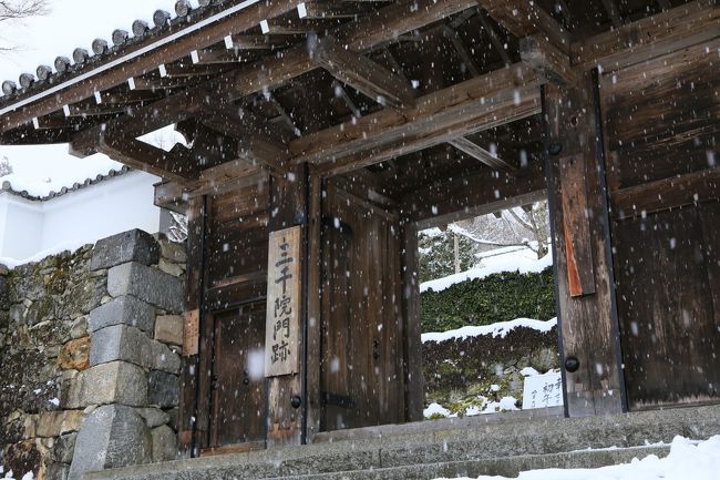 休みを一日つけた3泊4日「ほんまにのんびり」、久々の冬の京都です。<br />このシーズンは、ＪＲ東海ツアーズの新幹線＋宿泊がけっこうお安い。<br />雪景色が見られるとよいなぁと思っていたら、<br />記録的な大雪の時期とガッツりかぶることになりました。<br /><br />雪景色と人気のない静かな寺社仏閣・・・<br />そして造りの時期真っ最中の酒蔵でできたての日本酒で一杯。<br />そんな野望を抱きながら、<br />大雪になりつつある関東を脱出し、<br />いざ京都へ。<br /><br />まずは初日。雪景色を求め京都は大原へ。<br /><br /><br />初日：大原～伏見<br />二日目：高野山<br />三日目：東山界隈～上賀茂<br />最終日：南禅寺～真如堂<br />
