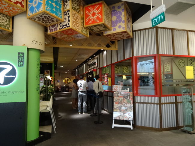 海外に行くと微妙な和食を味わう事が出来ます。それも楽しみなのですがシンガポールは、日本のコメを使用している和食屋さんが多いので少しびっくり。地下鉄プロムナードにあるＰＡＲＣＯの３階は、日本食だけ。中華に飽きたら普通に来られる場所かと思います。昼時ということもあって　どのお店もこちらで働いている日本のサラリーマンが入っていました