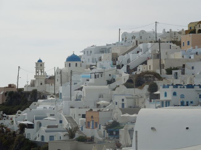 今回の旅でギリシャを絶対に外したくなかった理由はここにあります。<br />私の中でギリシャ＝白い家々に青い海。<br />まさにサントリーニ島がそれ。<br />もしギリシャ暴動が起きていなければ、2.3日この島に滞在する予定でしたが、結果として数時間の滞在で◎でした。<br />というのも、この時期に雰囲気的にも1人で2.3日のサントリーニ島はキツイものがあったかも…<br />やはりこういう島にはカップルで行くのが1番いいのではないのかと。<br />それであればこの時期でも問題ないかと思われます。<br />5月上旬はオフとオンシーズンの境目で、私が行った時はお店がもうちらほら営業していたし天気にも恵まれたから良かった方だけど、まだ少し寂しい雰囲気がありました。<br />オフシーズンだとお店が全部閉まってゴーストタウンになり天候も悪いらしいので、この島のために遠い日本から目指して行くのであれば、6月～9月中旬に行くのが1番いいのではないかと思います。<br />やはり観光地は天気が良くて少しくらいは賑わっていないとね。<br />でもクルーズにしてでもサントリーニ島に来れたのは本当に良かったです。