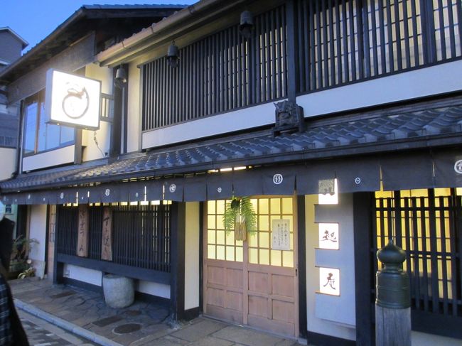 二人そろって今年も無事に一年間のお仕事を納めることができたので、よく頑張ったご褒美に2013年を締めくくるお食事に出かけることにしました。<br />向かった先は昭和45年創業、京都の名高い鶏料理専門店「八起庵」さん。<br />京都・八瀬大原と滋賀・安曇川の直営農場で育った、脂がのった鶏とこだわりの卵を使用した絶品のお料理の数々に舌鼓を打ち、至福の時間を過ごすことができました。<br />美味しい鶏にしっぽりと酔いしれた「八起庵」のグルメ記です。