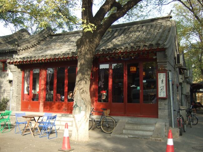 初日っから食べまくりの北京里帰り4日目。今日は朝から懐かしのエリアを散策。当時毎日のように通ったカフェで一服してから、日本に帰国後にその存在を知った『張媽媽特色川味館』で遅めの朝食!<br />最っ高の回鍋肉と担担麺をいただきまして大満足。<br /><br />ランチは元同僚達と『金生隆』で爆肚とシュワンヤンロウを♪<br /><br />3時のおやつに肉挟漠をいただき、夜はイタリアンの『Mercante』にて女子会!ああ〜北京って素晴らしいっ!!<br />
