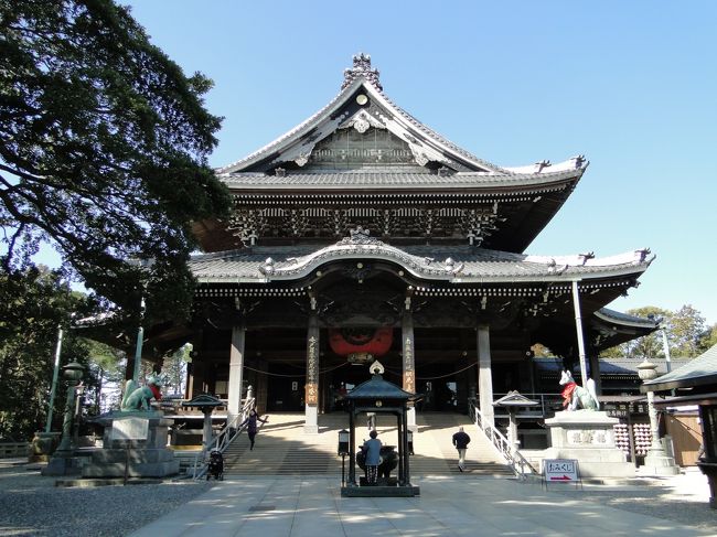 通称豊川稲荷は、円福山 豊川閣 妙厳寺（えんぷくざん とよかわかく みょうごんじ）と称する寺院の中に、寒巖禅師由来の本尊千寿観世音菩薩を安置し、神仏習合の稲荷神としてお祀りされている寒巖禅師作の豊川だ枳尼真天を山門の鎮守としてお祀りした寺である。<br />1441年東海義易開創曹洞宗。<br />東京別院、横須賀別院、大阪別院、札幌別院、福岡別院がある。<br />(東寺では、真言密教における荼枳尼天（だきにてん、インドの女神ダーキニー）に稲荷神を習合させ、真言宗が全国に布教されるとともに、荼枳尼天の概念も含んだ状態の稲荷信仰が全国に広まることとなった　ｳｨｷﾍﾟﾃﾞｨｱより)<br />駐車場料金500円<br />寺宝館には、大岡越前守愛用の双六盤が展示されています。<br />http://toyokawainari.jp/inariframe1.html<br /><br /><br />ＪＲ初旅キャンペーン<br />http://jr-central.co.jp/news/release/_pdf/000020363.pdf#search=&#39;%EF%BC%AA%EF%BC%B2%E5%88%9D%E6%97%85%E3%82%AD%E3%83%A3%E3%83%B3%E3%83%9A%E3%83%BC%E3%83%B3&#39;<br />名古屋豊橋往復切符土休日1,500円平日1,800円子供半額<br />新幹線名古屋豊橋往復切符土休日2,260円平日2,800円子供半額<br />平成26年1月1日水曜日〜2月28日金曜日<br />特典1：寺宝館拝観料割引、門前町の8店舗で選べるプレゼント<br />特典2：ＪＲ東海ツアーズの店舗でラッキー抽選会<br /><br />名鉄豊川いなり1ＤＡＹフリーきっぷ<br />http://www.meitetsu.co.jp/osusume/shohin/1232586_1244.html<br />3,000円小児同額<br />平成26年1月6日月曜日〜3月31日月曜日<br />名鉄電車全線乗り放題<br />豊川稲荷表参道で使えるいなりんクーポン500円<br />寺宝館入場料大人400円→200円引大学生高校生300円→100円小中学生100円→無料