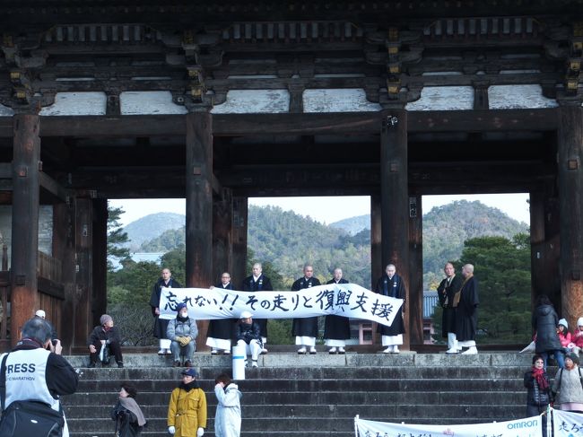 京都マラソンが開催されました。<br />西京極総合運動公園から岡崎までの42.195?。<br />午前中の中盤　仁和寺〜平野神社〜今宮神社　までの様子です。