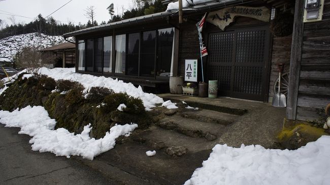 　職場の同僚男四人衆よる日本海蟹と温泉、そして丹波赤花の蕎麦を求めての道中であります。年初を区切りにおこなっていた職場改革の目処も付いた・・・と云うことで小休止と云った、ご褒美でとも云いましょうか。一人が馴染みという「海華」、私が馴染みという赤花蕎麦「八平」とのコラボレーシションと言えば格好がいいが、片方は高級旅館だけに多少ちぐはぐな組み合わせではありましたが、共に満足のいく旅行でありました。<br />　香住海岸の佐津駅近く「にしたにや海華」は佐津温泉と、近くの漁港に上がる松葉蟹がメインの料理旅館。いわゆるフルコースというもので、ほぼ口に入れられる状態までさばいてくれるので、ものぐさの私でも食べやすい。さっぱり目の佐津温泉の湯と真逆の、濃厚な旬の蟹をたっぷりと味わいました。<br />　男四人衆の四方山話で、夜もどっぷりと暮れて爆睡。<br />　翌朝も蟹飯などで腹を膨らませて、蕎麦の名所出石の少し先の赤花地区「八平」に向かいます。前夜に積もった雪を、道路脇に積み上げてありますが、スタッドレスタイヤ、初舞台かと思いきや、活躍の場面は遂に無し（これで良いのだ）。ご自慢の十割蕎麦に、地鶏の串、餅、芋や野菜の煮っ転がし等々の意外なお料理も出されて一同、食欲が盛り上がりました。運転手以外の三人は特区で認められた「どぶろく」も振る舞われて、蟹と共に満足一杯、腹一杯の昼食となり、帰路といたしました。勿論、供された料理はすべて袋に詰めて持ち帰り、これには女将さんが大歓迎でありました。