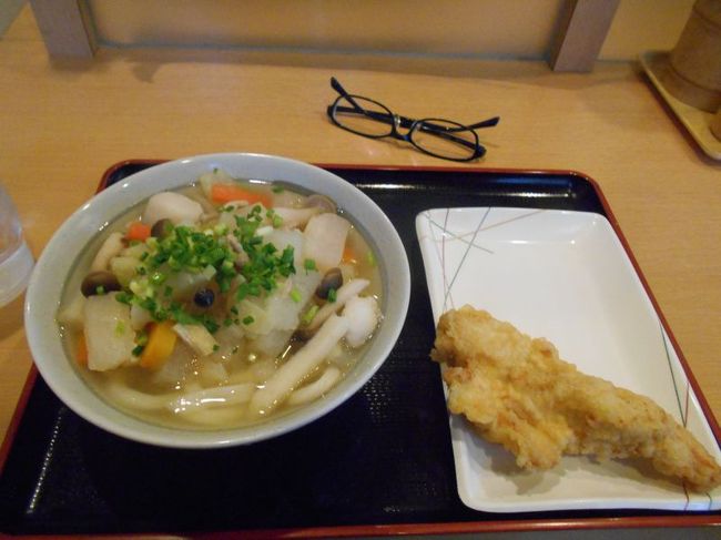 B級ご当地グルメでも郷土料理でもありませんが、<br /><br />地域の皆さんから愛される名物店を訪問するシリーズです。<br /><br />今回は、埼玉県ふじみ野市にある「讃岐うどん 條辺」をご紹介します。<br /><br /><br />★“ベタ”な名物店めぐり<br /><br />まぐろが山盛り 「鶴亀屋食堂」(青森)<br />http://4travel.jp/travelogue/10922752<br />さんまの形のたい焼き 「さんまnaたい焼き」(宮城)<br />http://4travel.jp/travelogue/10874248<br />中華丼と固焼きそばの合盛り 「阿Q 西那須野店」(栃木)<br />http://4travel.jp/travelogue/11093935 <br />元巨人投手の店 「讃岐うどん 條辺」(埼玉)<br />http://4travel.jp/travelogue/10860967<br />刺身食べ放題 「たいこ茶屋」(東京)<br />http://4travel.jp/travelogue/10937323<br />鉄道ファンの聖地“ナイアガラ”(東京)<br />http://4travel.jp/traveler/satorumo/album/10697557/<br />http://4travel.jp/travelogue/10971520<br />神田一安い居酒ヤ「とうきょう」(東京)<br />http://4travel.jp/travelogue/11053874<br />韓国風たいやき 「上野たいやき」(東京)<br />http://4travel.jp/traveler/satorumo/album/10765367<br />巨大グラパンの店 「デン」(東京)<br />http://4travel.jp/travelogue/11197648<br />カレートーストの店 「若生」(東京)<br />http://4travel.jp/travelogue/11198589<br />刺身が山盛り 「竹家食堂・ねぎとろ番長」(神奈川)<br />http://4travel.jp/traveler/satorumo/album/10695013/<br />刺身が山盛り 「もみじや・おまかせ定食」(神奈川)<br />http://4travel.jp/traveler/satorumo/album/10574700/ <br />ダウンタウンも通っていた 「信濃そば」(大阪)<br />http://4travel.jp/traveler/satorumo/album/10544646/<br />スタバもすなばもあります 「すなば珈琲」(鳥取)<br />http://4travel.jp/travelogue/11124525/<br />丸天がうまい 「小倉駅ホームの立ち食いうどん」(福岡)<br />http://4travel.jp/traveler/satorumo/album/10474232/<br />“だぢづでど”が“らりるれろ”に 「かろのうろん」(福岡)<br />http://4travel.jp/traveler/satorumo/album/10476120/<br />