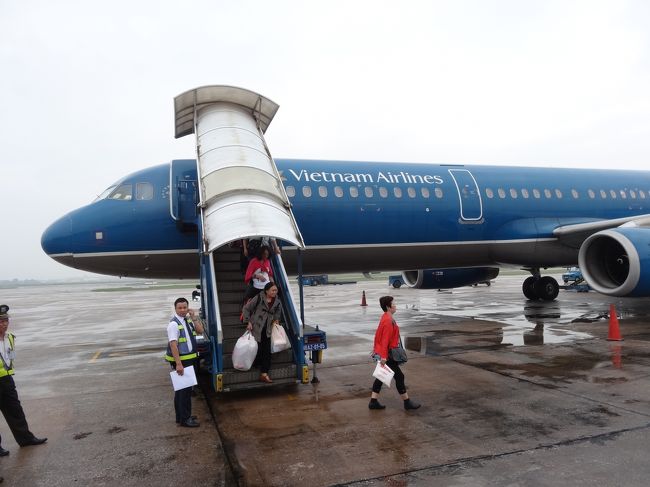 台湾は9月19日から4連休でした。<br /><br />計画ではこの4日間で、台湾一周原付の旅をする予定でしたが、颱風襲来のため断念しました。<br />しかし4連休がもったいない！<br />どうしよう！<br />そうだまだ行ったことないベトナムへ行こう！<br /><br />と思ったのが9月19日の午後2時。<br /><br />そこから航空券購入、ホテル手配、予定を立てるという、史上最短で計画した旅です。<br />（それでも家に「地球の歩き方ベトナム編」があるのが僕らしい）