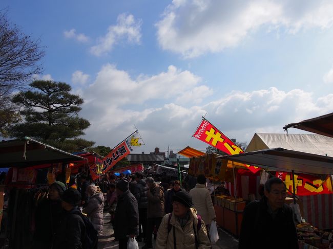 弘法大師の命日にあたる２１日、東寺では毎月「弘法さん」とよばれる骨董市がたちます。<br /><br />縁日に参詣すると大きな功徳あるといわれているそうです。<br /><br />また、名神高速道路の京都南ＩＣ近くには、金土日の週三日しか営業していない蕎麦工房「膳」があります。<br /><br />ちょうどこの日は、弘法さんの日であるとともに、「膳」の蕎麦も食べることができることから、東寺の弘法さんを観てから約５Ｋｍ南に行って蕎麦を食することにしました。<br /><br />【写真は、弘法さん（骨董市）です。】