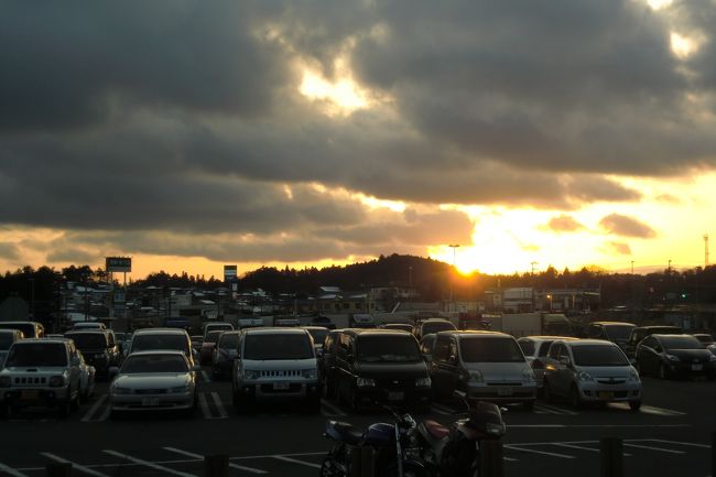 少し早めのバレンタインで、僕は何も知らされず新大阪にいた。<br />集合場所は新幹線の乗換えとかに使う中央出口ではなく、<br />北出口の改札だった、<br /><br />二階の歩道橋から、「キャプテン翼スタジアム」が見える、<br />フットサル場だけど大人気だ寒いのになあ、<br /><br />そこから下りてバス停に向かう、<br />忍者バスに乗り込む、伊賀上野にいくの?にんにん、<br />違うらしいよくわからんが、<br /><br />着いたのは針インターだ、「道の駅 針テラス」という道の駅と合体している、<br />いやなにが凄いかというと、「針テラスベリーファーム」というイチゴ狩り農園が、<br />「はり温泉らんど」という天然温泉施設が、もちろんお土産屋、フードコートも<br />レジャーランドだなあ、ここは、<br /><br />とりあえず昼飯時なんでめしだめし、<br />いろんな所があるが、<br />彼女の希望で「メルカートロッソ」という、<br />本格的イタリアン店へ、<br />中は高級店だ何か羽馬が目立つと思ったら<br />フェラーリリスペクトの店でした、<br /><br />「自家製パンチェッタのアマトリチャーナ」(1080円)と<br />パンセットB(パンふたつとドリンク)(380円)<br />を僕は頼みました、けっこう値段しますね、<br />彼女は二千円オーバーとほほ<br /><br />食べ終わったら、さっそく探索、<br />ちゃんとインターぽいお土産屋さんもあるし、<br />フードコートもあった、<br />つげの畑というおみやげやさんには、苺パックが安く売っている<br />さすが、イチゴ狩りが出来るインターなだけありますね<br /><br />ひととおり見て回ったら、<br />「はり温泉らんど」に入ることにした、<br />洗い場がひろいし温泉もくつろげる、<br />露店はよもぎ湯になっていた、いいですなあ〜<br />サウナは温度が低くていつまでも入れる感じだ、<br /><br />出ると休憩所でマミーを飲む、ぶはぁ〜なんともいえぬねえ、<br />テレビでも見ながらまったりだ、<br />じっくり休んだらふたたび探索、<br />マルチメディアゾーンという観光案内所にいくと<br />展示室というのがあってミニ博物館があった<br /><br />なかなよい体験だったなあ<br />再び、バスに乗り新大阪に戻ってきた、<br />そこで程近い「エビスカフェ&バル」というところで<br />お肉をもりもりいただき、バレンタインプレゼントを貰って<br />バレンタインを終了するのでした<br /><br />おしまい