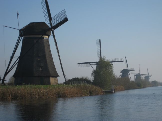 オランダ１人旅　世界遺産キンデルダイクの風車群とアムステルダム編。<br /><br />今回、ベルギーとオランダを旅しました。<br /><br />ベルギー旅行後、自分がオランダに対して持っているイメージ風景を見たくて、キンデルダイクの風車群を訪れました。<br /><br />弾丸旅行でしたが、アムステルダムも少しだけ観光しました。