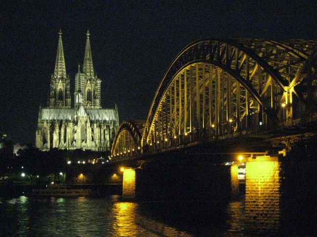 ドイツ一人旅　ケルンとフランクフルト編。<br /><br />ケルン大聖堂にはいつかと思っていたのと、ライン川を渡って眺める大聖堂は絶景と聞いていたので、行ってきました。<br /><br />ウワサ通りの絶景でした。