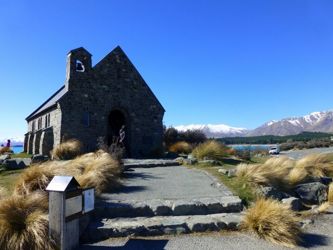 旅も後半に入りました。<br />レイクテカポの善き羊飼いの教会。<br /><br />昨晩はアース＆スカイの星空観測ツアーに参加しました。そもそも日本のＴＶでアース＆スカイのツアーの番組を見てニュージーランドにどうしても行きたいと強く思うようになり今回の旅行が実現したのでした。<br />ホテルから徒歩すぐにあるアース＆スカイの事務所に集合し防寒衣をお借りしてバスでマウント・ジョン天文台に出発。<br />山の途中からはＴＶで見た通りヘッドライトを消しサイドの小さいライトのみでバスは登っていきます。結構スリルありました。<br />天文台ではガイドさんのお話、天体望遠鏡で観測をします。ただ、月が明るく期待していた星空はあまり肉眼では見えませんでした。本当に月は明るいのですね。星観測には新月に合わせて行く事をお勧めします。<br />天体望遠鏡では色々な恒星や星を見ることができました。