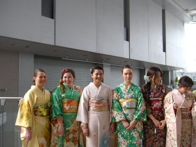 わが町にも国際交流広場というイベントがある。<br /><br />目黒区のこのフェスティバルを見学し、素晴らしいところをたくさん吸収して、私達のイベントにいかしましょう!という趣旨のもと私なんぞ何の戦力にもならないが、興味だけで参加してしまった。<br /><br />今まで、あまり知らなかったアフリカの国々の料理(実をいうと国旗や位置さえも?でした)や、名産品を眺めたり、味わったり、タイ語やインドネシア語で自分の名前を書いてもらったりと海外に行かずして、おおいに見聞を深めることができました。<br />ついでにパンフレットもたくさんいただき、さながら旅行博!<br />昼食は横浜でビュッフェ、おまけにカップヌードルミュージアムまでよって盛りだくさんの一日でした。<br /><br />