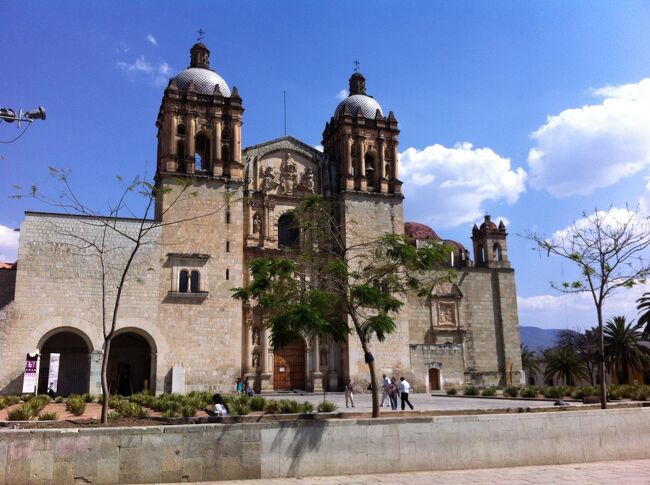 貯めたマイルを使用して、<br />航空券無料でメキシコの5世界遺産を12日間で廻りました。<br /><br />1日目　メキシコシティ空港-地下鉄-ホテル<br />2日目　地下鉄-北バスターミナル-テオティワカン遺跡-グアダルーペ教会<br />3日目　東方向行バスターミナル（通称TAPO）-プエブラ<br />4日目　プエブラ　バスターミナル通称CAPU-オアハカ<br />5日目　オアハカ　バスターミナル通称CAPU-メキシコシティ<br />6日目　メキシコシティ北バスターミナル-グアナファト<br />7日目　グアナファト<br />8日目　グアナファトバスターミナル-グアダラハラ<br />9日目　グアダラハラバスターミナル-メキシコシティ<br />10日目　メキシコシティ空港-アトランタ<br />11日目　アトランタより帰国<br /><br />安全の為、長距離バスは夜便を避けて、全て特等か1等で移動しました。<br />切符売り場に行けば、区間と日時を選択してすべて購入できます。<br />更に、流しのタクシ-は乗らないように決めていました。<br /><br />治安が悪いと聞いていましたが、幸運にもあぶないめには遭遇しませんでした。ほとんどの人々は道を尋ねても優しく、銀行や切符売り場での順番も秩序ある穏やかな態度で守られていました。<br />ただグアダラハラは危険を感じる、よからぬ風体の者が多かったように思いますが、これは旅行にありがちな、時と運によるものだったかもしれません<br />どこの街でも街中に武装警察官が多いのが、治安の悪さを物語っているようです。<br /><br />この時期気温は23-7度と昼夜の寒暖の差がはげしく、防寒具は常に携帯していました。又湿度10％の為に鼻が乾燥してこまりましたので、<br />マスクをしてなんとかしのぎました。