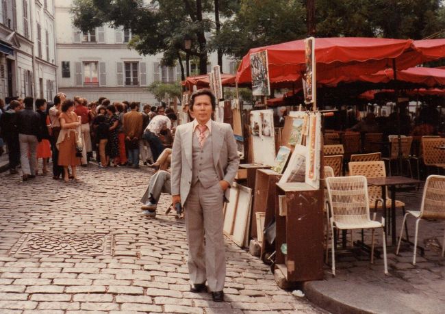 　またまた懐かしい写真が出てきた。弱冠２９歳の時に行政視察研修でヨーロッパ５ヵ国訪問に出かけた時の写真が捨てようとしていた書類の中から出てきた。<br />　パリのモンマルトルの丘を散策する写真を見て再び同じ地に立ってみたいと思っていた。　同じ地にもう一度立ちたい、そんなことはありませんか？<br />　時の流れを越えて甦った若き日の思い出を改めて噛み締めるひと時でしたが、バブルが始まる少し前の頃、各地の自治体では先進都市に学ぼうと（名目だけ）職員の海外研修が始まった。<br />　私の奉職していた役所でも職員の海外研修の必要性が叫ばれ、わが市でも第一号を試験的にヨーロッパ派遣することになって、選ばれたのが私でした。<br />　当時の私は就職してまだ８年目の若造で、総勢２３名の行政視察団は各県からの代表で首長やお偉いさんばかり、とても窮屈だった。<br />　私一人が２０代。　何とも居心地の悪い、小間使いさせられた旅でした。<br />　私はドイツ班に所属して同国の教育制度についてレポート整理役をやらされましたが、お偉いさんたちは午前中の各省庁巡りが終われば午後からは市内観光、そして夜は毎晩ナイトショーやライブショーを見ながらの豪華な夕食を楽しんでいました。　<br />　今から考えるととても楽でしたが、私には割に合わない旅とはいえ公務でしたから文句は言えません。<br />　当時は海外出張手当として一日１万５千円の小遣いが出張旅費の他にプラスされましたから、それが夜の遊興費に当てられたのです。<br />　各県のお偉いさんたちは研修報告のまとめを私のような若者に任せ、夜のひと時を有効に楽しんでいたのです。<br />　JTBの現地職員も心得たもので「ムーランルージュのショーを見ながらの食事、はい、１万２千円でどうですか？」と勧誘するのです。<br />　シャンペンボトルのオーダーで一晩、金髪嬢と楽しめますよ、と誘っていたのです。<br />　これはバーで気に入ったホステスにシャンパンをオーダーすると（当時で４万円）その子をお持ち帰りしたいの合図、バーの上階の部屋へと案内され、一戦交えることができるサービスだが、これも人気があった。<br />　私はその頃「鉄人２８号」というあだ名が付けられていたほどクールで、ホテルに残り研修レポートのまとめに追われていたのだから今思い出すとそんな自分が笑えてきます。<br />　とにかくハンブルグでは公娼制度で性病の危険がないということで、お好みの女性とひと時を過ごせるとあって夕食もそこそこにみんなどこかへ消えて行ったのを思い出す。　それも料金５千円とのことでした。<br />　挙句の果て帰国時にはどこの県とは言いませんが、数県のお偉いさんから研修資料の運び屋を頼まれ、羽田税関で捕まり、ひどい目に遭いました。<br />　日本ではヘアーヌードがまだ解禁されていなかった当時、無修正のAV写真集を日本に持ち込むのに至難の業でしたが、何も知らない若造の私にその役を託したのです。<br />　私は羽田空港で捕まり、取り調べ室に入れられ、１時間近く絞り上げられ、せっかくの貴重な資料は（？？？）没収され、税関員の楽しむところになったのかな、そんなことはないでしょうが、内容点検のため、彼らはお役目で見なければいけないのでしょう。　　それは嫌なひと時でその間に各県のお偉いさんは我関せずを装い、さっさと消えてしまったのでした。<br />　皆さんも外国では絶対に他人の荷物を預からない事です。　とても危険です。　<br />　大学時代の学友の弟がロンドンの空港で預かって来た荷物を成田税関を通関後、手渡す前に「この荷物は何なのだろう？」と気になり、開けてみたら白い粉だった（彼はコカインと思ったらしい、が何だったかは分かりません）、とのこと。　<br />　慌てて捨てたらしいが、その後数年にわたり狙われているようで怖くて生きた心地がしなかったとのこと。クワバラ、クワバラ！<br />これが教訓です。