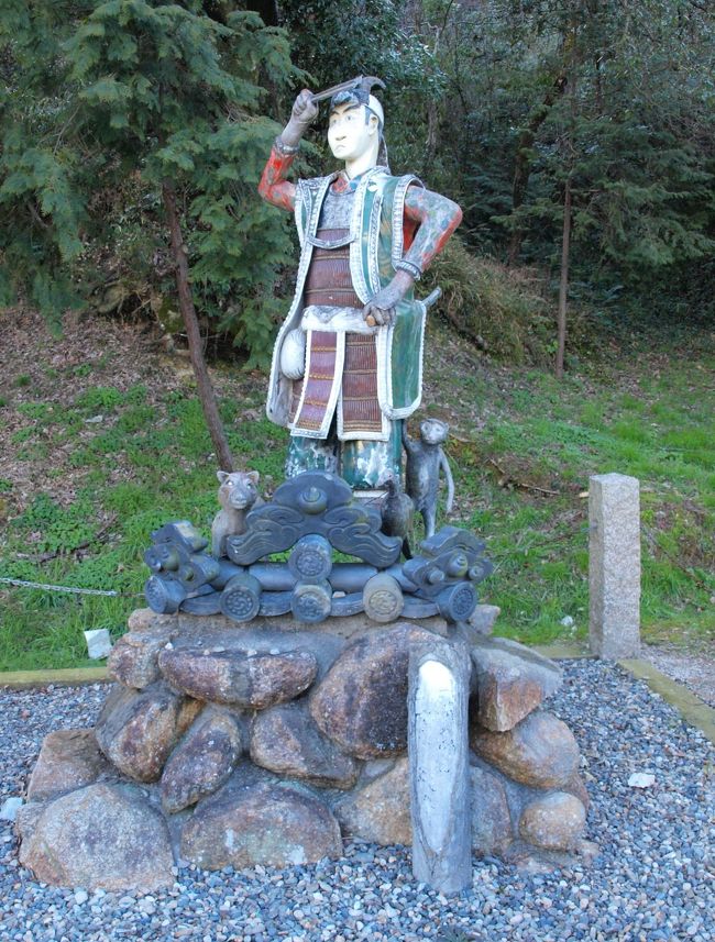 吉備津神社で参拝をした後は、吉備津彦神社まで行くことにしました<br />前日記<br />「桃太郎発祥の地国宝・吉備津神社/岡山」<br />http://4travel.jp/travelogue/10862921<br /><br />吉備津神社から吉備神社までは山を歩いて行けるとのこと<br />山歩き好きな僕たちはもちろん山ルートで向かいました<br /><br />しかし、低山でありがちな似たようなところを歩く錯覚に陥り、下りたのはよくわからない里山<br /><br />何とか迷いつつも吉備神社までいくことができたときは達成感がありました<br /><br />帰ってから知ったことは、吉備津駅から吉備津神社、御陵、吉備津彦山、一宮駅まで約５，４ｋｍのコースになっています<br /><br /><br />吉備の中山遊歩道<br />↓<br />中山茶臼山古墳（吉備の中山御陵 ）<br />↓<br />吉備津彦神社