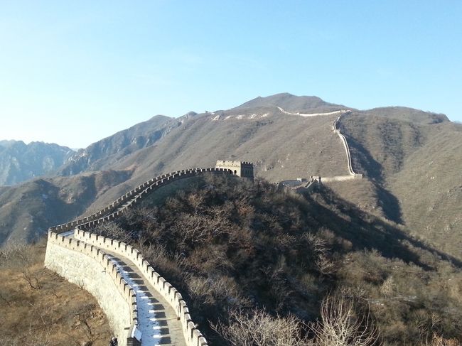 中部国際空港から北京へ向かい、世界遺産見学を中心に一人旅に行ってきました。　北京には一度は行ってみたいと思い続けていたため、念願がかないました。<br /><br />&lt;1日目&gt;<br />エディハド航空で21:15に出発。　北京空港に着いて数分後には2日目に突入し、宿泊先のホテル「ニューオータニ長富宮飯店」到着は1:30頃。さすがに眠い。<br /><br />&lt;2日目&gt;<br />・旧正月後と降雪が重なったためか快晴。　マスクは全く不要。<br />・朝8:00頃にホテルを出て、天安門広場→故宮→天壇公園→頤和園→鳥の巣へ。夕食は北京ダック。　この日だけで足に疲労感あり。<br /><br />&lt;3日目&gt;<br />・この日も快晴。<br />・朝8:00頃にホテルを出発。　地下鉄やバスの交通機関を用いて毛主席記念堂→人民大会堂→景山公園→北海公園→胡同(路地裏）散策・鐘楼・鼓楼へ。　夜は京劇鑑賞。　　予定していた中国国家博物館はびっくりするほどの長蛇の列で入場をあきらめた。<br /><br />&lt;4日目&gt;<br />・3日続けて快晴。マスク不要。　なんて幸運だと感じた。<br />・車をチャーターして、明十三陵(神路/定陵)→慕田峪長城へ。　長城はあまりの雄大さに感動モードへ。　「百聞は一見に如かず(seeing is believing.)」はまさにこのことである。　<br /><br />&lt;5日目&gt;<br />・朝早々にホテルを出発して北京空港へ。　そして、エディハド航空にて中部国際空港へ。　無事帰国。　<br /><br /><br />・北京滞在中は、大気汚染とは全く無縁で、日本で購入したマスクは全く不要でした。　幸運だったと思います。<br />・私の下手な英語はほとんど通じず不安もありましたが、周りの中国人の方に身振り手振りや観光地図を見せながら質問すると丁寧に教えてくれたし、地下鉄やバス路線が発達しているので北京市内観光は非常に便利でした。　もう一度、訪問したいと感じた次第です。