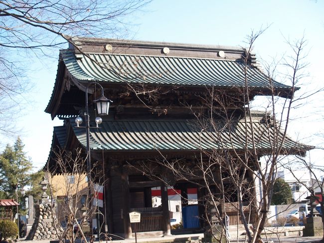 埼玉県熊谷市妻沼にある妻沼(めぬま)聖天山(しょうでんざん)は高野山真言宗の寺で、斎藤別当実盛が治承3年(1179年)に先祖伝来の大聖歓喜天(聖天さま)を本尊として祀ったことに始まる。実盛次男・六実長が出家して阿請房良応となり、建久8年(1197年)に歓喜院(かんぎいん)を開創した。<br /> 歓喜院聖天堂は埼玉県で唯一の国宝建築物がある寺として知られる。国宝指定は平成24年(2012年)7月9日である。建築年代は、奥殿が延享元年(1744年)、中殿が宝暦10年(1760年)、拝殿が宝暦6年(1756年)となっている。近世以前の神社建築であり、権現造の社殿で、本殿、幣殿(石の間)、拝殿に相当している。明治維新の神仏分離令で廃寺となり、寺院建築物が神社社殿となっているものは長崎と浦賀で見たが、寺院の本堂に権現造の社殿が建てられているのは初めて目にし、さすがに驚いた。特に、久能山東照宮と上野東照宮の後に訪れただけに驚きはしとしおだった。<br /> 国指定文化財等データベースの「詳細説明」には、<br /> 「歓喜院は高野山真言宗に属し、治承3年(1179)の創建と伝わる。現在の聖天堂は、享保5年(1720)に歓喜院院主海算(かいさん)が再建を発願、民衆の寄進を募り、地元の大工林兵庫正清(まさきよ)によって建設されたものである。<br /> 奥殿、中殿、拝殿よりなる権現造の形式で、延享元年(1744)に奥殿と中殿の一部が完成し、宝暦10年(1760)までに中殿と拝殿が完成した。とくに奥殿は多彩な彫刻技法が駆使され、さらに色漆塗や金箔押などによる極彩色を施してきらびやかに飾る。また、拝殿正面を開放として参詣の便をはかるなど庶民信仰の隆盛を物語る建物である。<br /> 聖天堂は、江戸時代に発展した多様な建築装飾技法がおしみなく注がれた華麗な建物であり、技術的な頂点の一つをなしている。このような建物が庶民信仰によって実現したことは、宗教建築における装飾文化の普及の過程を示しており、我が国の文化史上、高い価値を有している。」<br />とある。<br /> 参道には貴惣門・中門・仁王門が一直線に並んでいる。また、貴惣門と仁王門にはそれぞれ仁王像が安置されている。<br /> 貴惣門は幕末の嘉永4年(1851年)に建立され、国指定重要文化財である。長州吉川藩の作事方奉行・長谷川重右衛門が図面を手紙で送り、その図面を林家が代々引き継いで1世紀後にその図面を元に建てたものである。妻側から見ると、母屋と裳層(もこし)の破風が三つ鱗の形になった奇抜な意匠をしている<br /> 広い境内には多くの石碑が建てられており、信仰の寺としての面影を色濃く残している。<br />(表紙写真は聖天山観喜院貴惣門)
