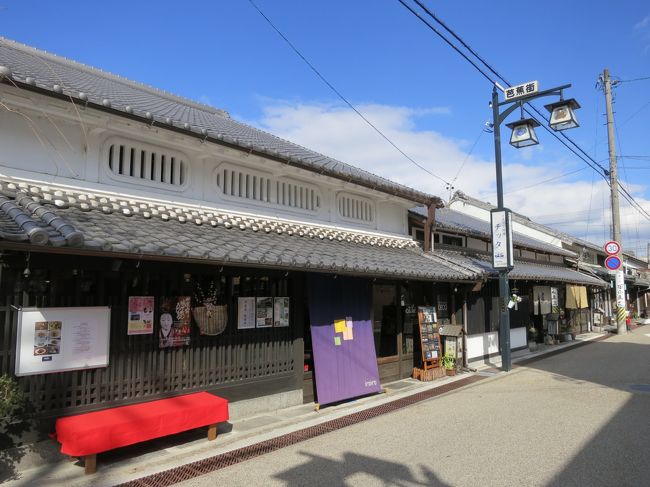 期せずしてフリーの時間が得られたある土曜日の前日。たまにある妻子の予定で空いた時間に、家で籠城もなんかな~と思って暫し悩んだ結果は当然の思いつきドライブ(^m^)<br /><br />行き先は大学時代に免許を取って、何故かふらっと友人と行ったら車の調子が悪くなって牛丼食べて電車で帰った思い出?の地・伊賀上野を目指しました。あれから約20年過ぎたが、思い出の牛丼は食べられたのでしょうか?ここで一句!<br /><br />“伊賀上野 芭蕉忍びに むかし町”
