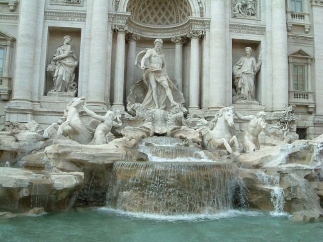 +ローマ・ヴァチカン+<br />どちらもいつか訪れてみたいと楽しみにしていた場所。<br />ヴァチカンから再度ローマ入りです。<br />街自体が歴史を感じさせ、歴史を日常に感じさせる街でした。<br />青い空と遺跡達、過去と現在の共存。<br />空が高く感じました。<br /><br />Day1:ローマ着 <br />Day2:ヴァチカン市内散策<br />☆Day3:ローマ市内散策<br />☆Day4:ローマ市内散策<br /><br />４日間<br />○手配形態：個人旅行<br />○フライト：JAL　(成田〜ローマ）<br />○ホテル　：ホテルユニヴェルソ（４☆）<br /><br />☆旅行記vol.2はDay3〜4のもの。<br />