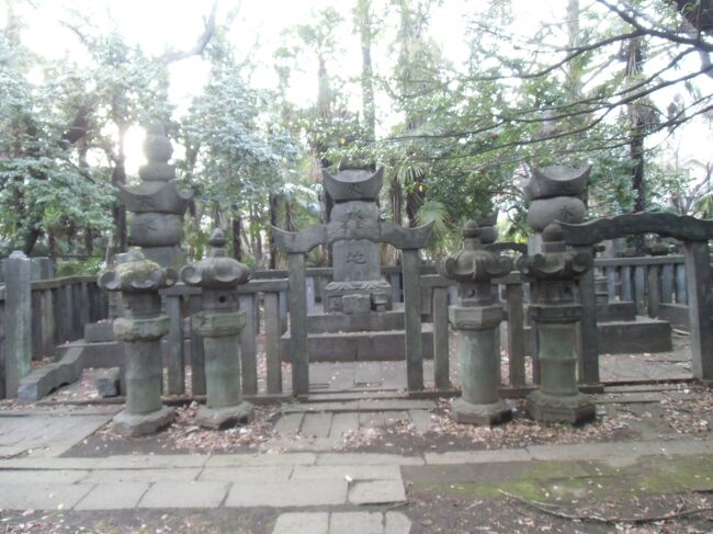 麻布十番にある興国山・賢崇寺（けんそうじ、東京都港区元麻布）は肥前佐賀初代藩主鍋島勝茂（なべしま・かつしげ、１５８０～１６５７）が「ほうそう」で亡くなった三男の忠直（ただなお、１６１３～１６３５）の冥福を祈って建立した曹洞宗の寺院です。<br /><br />鍋島氏は元々は九州・肥前に勢力を有していた龍造寺氏の重臣で、特に鍋島清房（なべしま・きよふさ、１５１３～死没不明）の頃主君の娘を娶り血縁関係を結びこれによって主従の関係が強固となります。<br /><br />清房の二男直茂（なおしげ、１５３８～１６１８)の代になると、主君竜造寺隆信（りゅうぞうじ・たかのぶ、１５２９～１５８４)の陣代として幾多の戦いで活躍し遂に九州を島津・大友とで覇権を争う九州三強の一角の勢力に登り詰めます。<br /><br />しかしながら隆信が沖田畷の戦いで島津軍に討ち取られ後継は孫にあたる龍造寺高房（りゅうぞうじ・たかふさ、１５８６～１６０７)でわずか５歳の幼少で家督を相続するも藩をまとめる力量不足につき、家老であった直茂が豊臣秀吉認可の下龍造寺氏支配を代行する立場となり事実上実権を有することになります。<br /><br />関ヶ原合戦では当初佐賀藩は西軍に属しますが、途中で西軍の立花宗茂の柳川城や早川秀包の久留米城を攻撃して戦功をあげ東軍側の立場を鮮明にしたため戦後徳川家康から所領の安堵を得ることになります。<br /><br />慶長１２年（１６０７）龍造寺高房が急死し、後継については家康によって鍋島直茂を佐賀藩主と正式に認定され、ここに３５万石の大名が誕生することになり、以降勝茂を初めとする鍋島氏歴代に家督が明治維新まで引き継がれていきます。<br /><br /><br />境内にある鍋島家墓所の脇に建てられた説明板には下記の通り紹介されています。<br /><br />『　東京都港区指定文化財<br />　　　　　　史跡　肥前佐賀藩主鍋島家墓所<br /><br />賢崇寺は、肥前佐賀藩主鍋島勝茂が、寛永１２年（１６３５）「ほうそう」で死んだ嗣子忠直の菩提を弔うために忠直を開基として創建したお寺で、忠直の戒名「興国院殿敬英賢崇大居士」より、興国山賢崇寺と名づけられ、江戸における鍋島家の菩提寺となった。<br /><br />鍋島家墓所は、約千百m２の範囲に整然とした墓域を形成しており、開基忠直、初代勝茂、九大斉直、初代小城藩主元茂（忠直兄）とその夫人達など一族の五輪塔の墓が並んでいる。各墓へは、参拝用の門をもつ石造りの格子状の垣を巡らして聖域を形作り、各門の前両側には石灯篭が配されている。門の扉は既に失われているが、江戸時代の有力な大名家の墓の形態をよく遺している。とくに、墓石のすべてが五輪塔に統一されていることは興味深い。<br /><br />勝茂の墓の裏には、勝茂の死に際して殉死した重臣たちの板石状の墓三十基が整然と並んでいる。これは、殉死という江戸初期の武士の遺風を知るうえで貴重である。<br /><br />　　　昭和６２年１０月２８日<br />　　　　　　　　　　　　　　　東京都港区教育委員会　』<br />