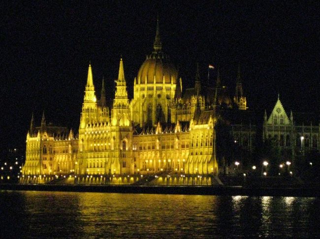ハンガリー１人旅　ブダペストの夜景編。<br /><br />約１週間の休暇をとって、ドイツ・オーストリア・ハンガリー・チェコ・フランスを旅しました。<br /><br />ブダペストには夕方到着し、日程の関係もあって、１泊だけの滞在でしたが、楽しみにしていたくさり橋と国会議事堂の夜景を満喫できました。