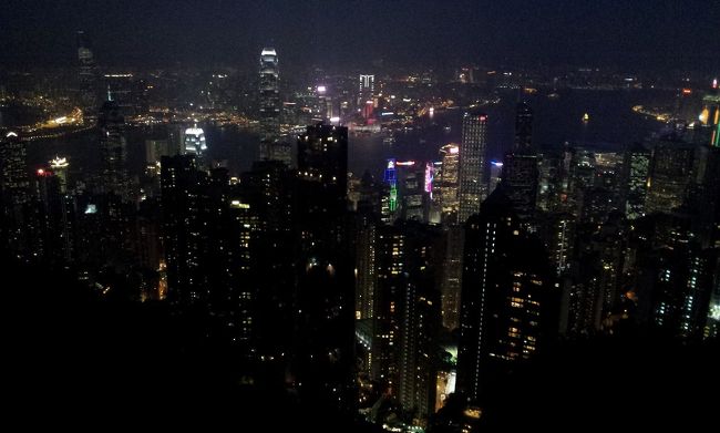 今回の目的地は初の訪問地となる香港とマカオ！<br />１１月１７日の深夜便で出発し、日付が変わる頃に香港に到着。<br />１８日は香港をぶらぶら散策、１９日はマカオを訪問、２０日は香港南部の赤柱まで足をのばして海辺の街へ…<br /><br />短い旅程で内容の濃い一人旅ができました。<br /><br /><br />
