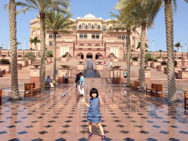 子供が3歳の頃から始まった親子3世代旅行!<br />毎年恒例になりました(*^o^*)<br />ラスベガス、香港&マカオ、シンガポールに続き…今年はドバイに決定!<br />お金持ちの国…世界一がいっぱいの国…貧乏人の私達、今回はとことん観光メインです♪<br /><br />エミレーツ航空(諸経費込)<br />大人 74,965円 /子供 61,765円<br /><br />アトランティスホテル(クラブルーム)<br />1泊 2683.20ディルハイム 76,205円<br /><br />アシアナホテル(朝食込)<br />3泊 54000円<br /><br />現地でのオプション代とか含めて…3人で40万弱の旅行です(^o^)