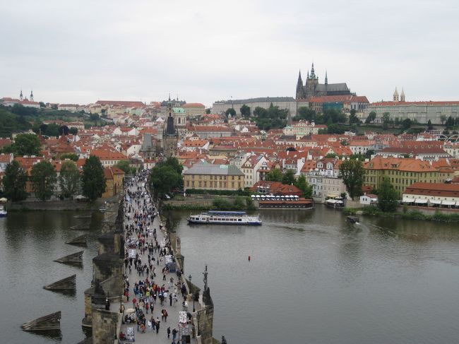 チェコ１人旅　プラハ絶景編。<br /><br />約１週間の休暇をとって、ドイツ・オーストリア・ハンガリー・チェコ・フランスを旅しました。<br /><br />プラハは、中世の雰囲気漂う街並みが多く残っているので、一度は訪れたい場所。<br /><br />旧市街橋塔の上から眺める景色は絶景で、本当に言葉になりませんでした。