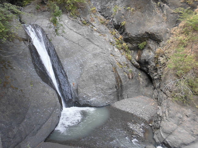 ２０１３年９月２６日ー２８日。「山の湯」の下に川が流れていて、「大柳川（おおやながわ）渓谷遊歩道」が整備されているそうなので、歩いてきました。出発地点までは車で行き、半分くらいの行程を川の流れや滝を眺めながら、久しぶりにいい運動になりました。次回は全行程歩きたいです。<br /><br />★写真は「天淵の滝」。。。この周辺は直前の台風や大雨で土砂が流され、遊歩道の一部も閉鎖されているところもありましたので、この辺りで戻りました。