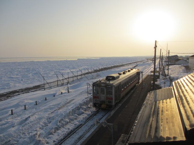 2014年 2月27日 木曜日<br /><br />早朝に北浜駅に行き、トウフツ湖の白鳥、オホーツク海の流氷にタッチ。網走駅に戻り網走監獄博物館を見学。<br /><br />この先は 流氷ノロッコ号に乗りウトロへ 知床ファンタジーを楽しみます。<br /><br />前日は 午前 スノーシューで歩く森と海岸ツアー 午後 網走流氷観光砕氷船 おーろら に乗車。(前の旅行記です)<br /><br />