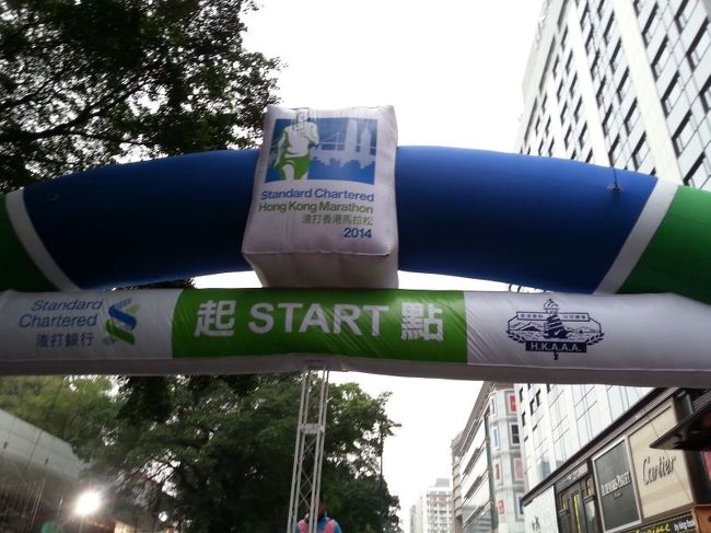 2年前に初参加した「香港マラソン」。<br />あの時の感動と興奮を忘れることができず、ふたたびの参加。<br />ここ数日の雨交じりの天気もどこへ、薄曇りではありましたが、絶好のランニング日和。<br />「走りながら、撮る」技術は、あの頃よりは数段アップし・・・<br /><br />2/11　関空→台北<br />2/12　香港<br />2/13　マカオ<br />2/14　香港・大美督：サイクリング<br />2/15　香港・東平洲：ジオパーク歩き<br />2/16　香港：マラソン（★ここ）<br />　16-17　香港：街歩き<br />2/18　台中：レンタサイクル<br />　　　南投：ランタンフェスティバル<br />2/19　台中→台北<br />2/20　台北→羽田