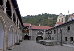 2013.12年末年始キプロス旅行13-Kykkos修道院，Mylikouriの山村，悪路を降りる