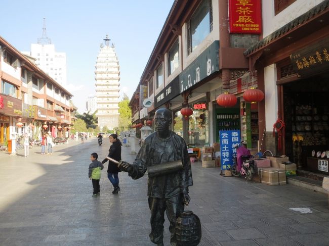 年1,2回誘われる中国旅仲間との旅。<br /><br />今回は雲南省から越南(ベトナム)の旅です。<br /><br />○ 旅の概要<br /><br />上海から雲南省の「昆明」へ、「昆明」で仲間と合流(1泊)。<br /><br />菜の花で有名な「羅平(2泊)」、棚田で有名な「元陽(2泊)」を専用バスで巡ります。<br /><br />国境の街「河口」まで行きバスと別れて歩いて国境の河「紅河」を渡り越南の「ラオカイ」に入ります。<br /><br />避暑地「サパ」を観光後、「ラオカイ」から寝台列車(1泊)で「ハノイ」まで、早朝到着後市内観光。昼食後「ハロン湾」に行き1泊。<br /><br />遊覧船でハロン湾を巡り、午後「ハノイ」に戻り仲間は日本へ、私は寝台列車(1泊)で「南寧」に。<br /><br />「南寧」で1泊後上海に戻ります。<br /><br />○ 旅の行程<br /><br />2/21　上海　→　昆明　　　　　MU5802　　約3時間半<br />2/22　昆明　→　羅平　　　　　専用バス　約6時間<br />2/23　羅平　　　　　　　　　　専用バス<br />2/24　羅平　→　元陽　　　　　専用バス　約9時間<br />2/25　元陽　　　　　　　　　　専用バス<br />2/26　元陽　→　河口　　　　　専用バス　約4時間20分<br />　　　河口　→　ラオカイ　　　徒歩<br />　　　ラオカイ　→　サパ　　　専用バス　約1時間半<br />　　　サパ観光<br />　　　サパ　→　ラオカイ　　　専用バス　約1時間20分<br />　　　ラオカイ　→<br />2/27　→　ハノイ　　　　　　　寝台列車　約9時間<br />　　　ハノイ観光<br />　　　ハノイ　→　ハロン湾　  専用バス　約5時間<br />2/28　ハロン湾　→　ハノイ　  専用バス　約4時間半<br />　　  ハノイ　→　　　　　　  <br />3/01  →　南寧　　　　　　　　寝台列車　約12時間半<br />3/02　南寧　→　上海          MU5398　　約2時間半<br /><br />○ その1は昆明の街<br /><br />　 写真は昆明市内の東寺塔と遊歩道。<br />